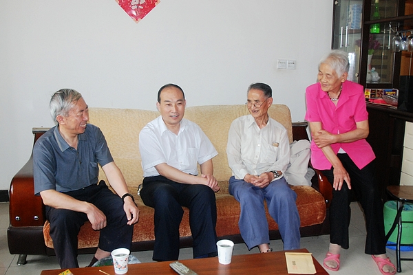 商洛市副市長(zhǎng)高健(左起二)慰問(wèn)我校退休教師